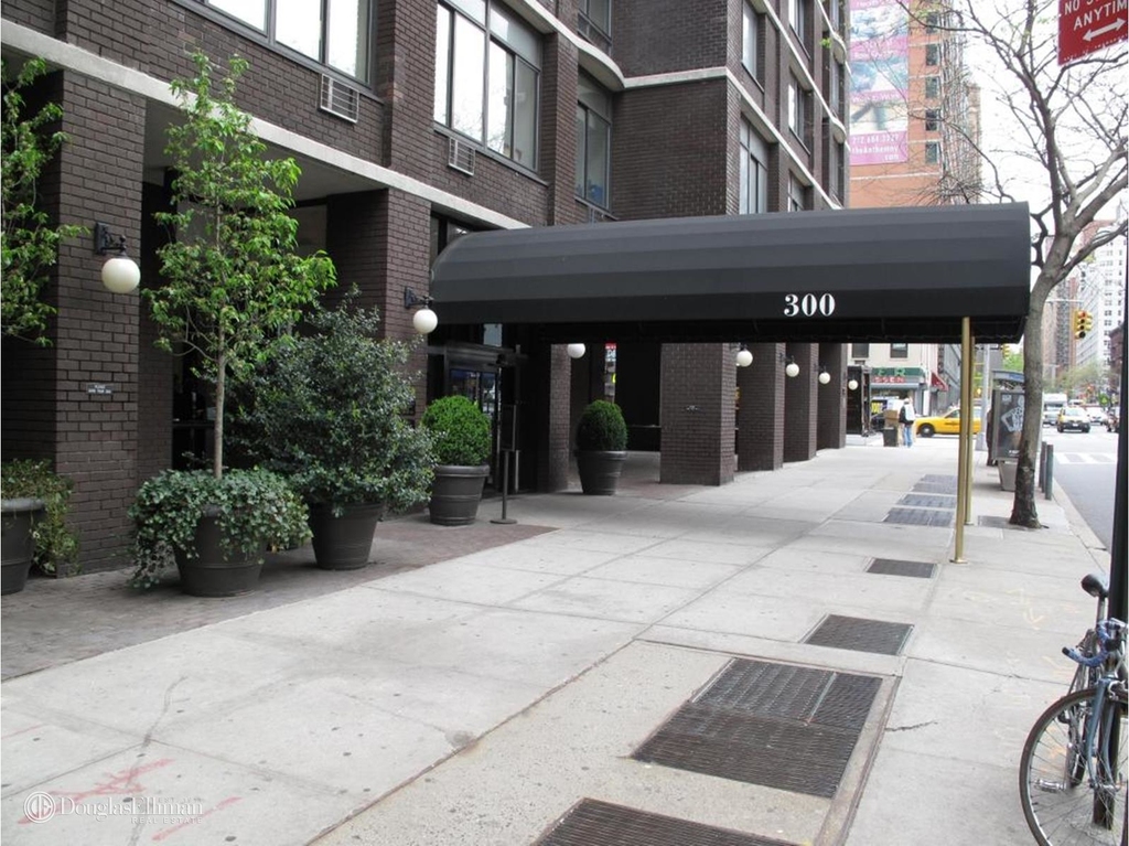 300 East 34th St - Photo 4