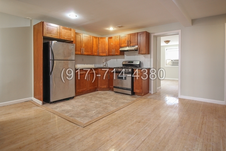 562 Quincy St - Photo 3