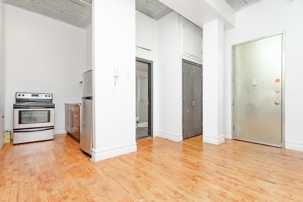 1087 Flushing - Photo 1