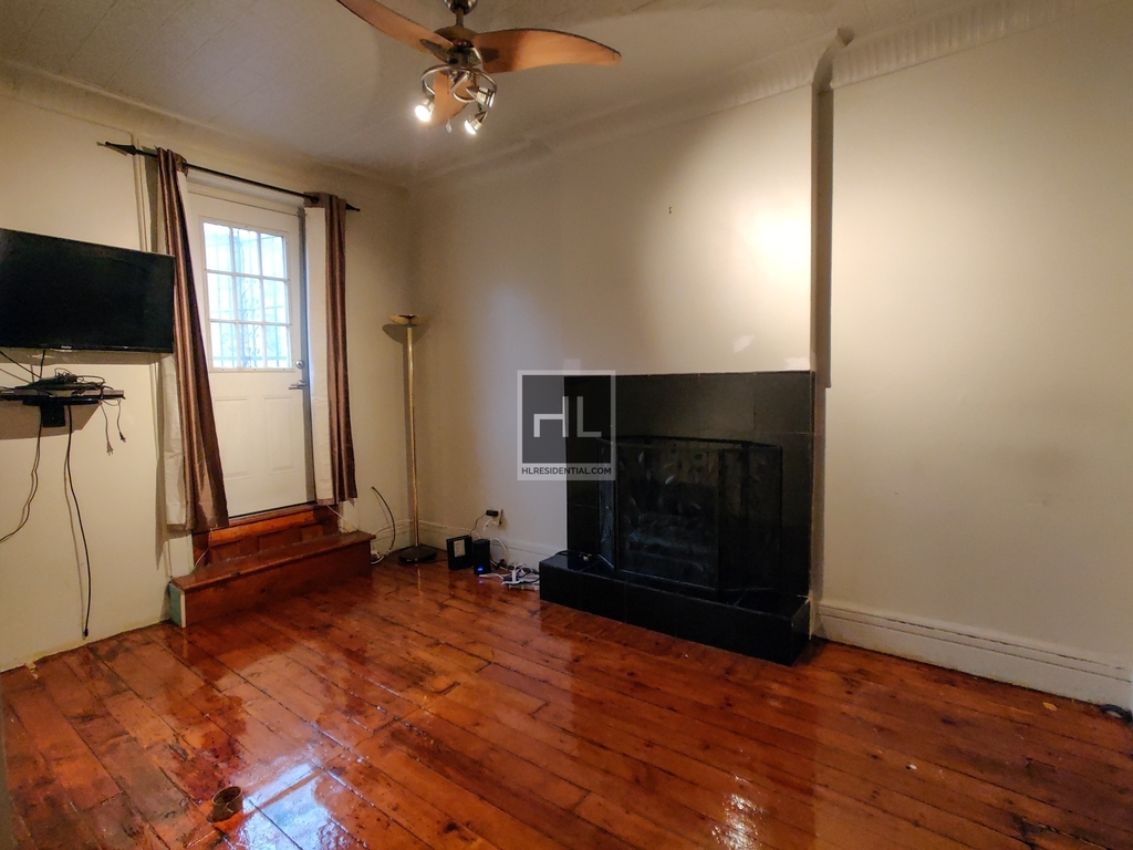 301 Vanderbilt Avenue - Photo 2