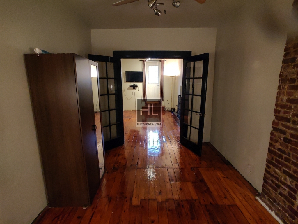 301 Vanderbilt Avenue - Photo 1