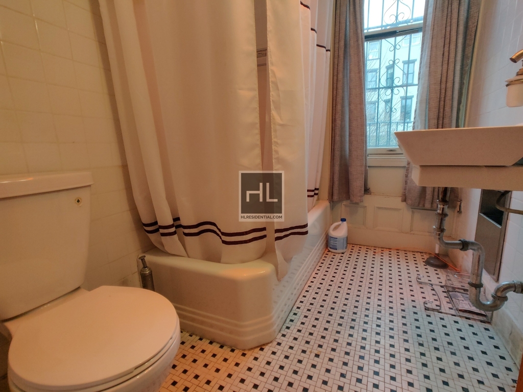 301 Vanderbilt Avenue - Photo 4