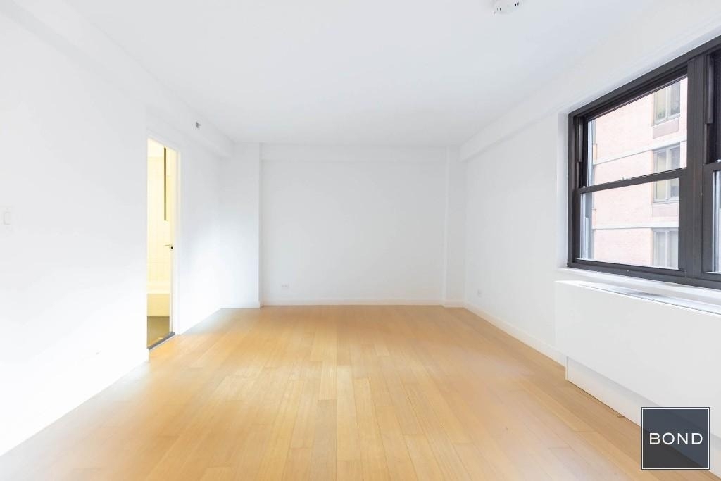 222 East 39th Street - Photo 2