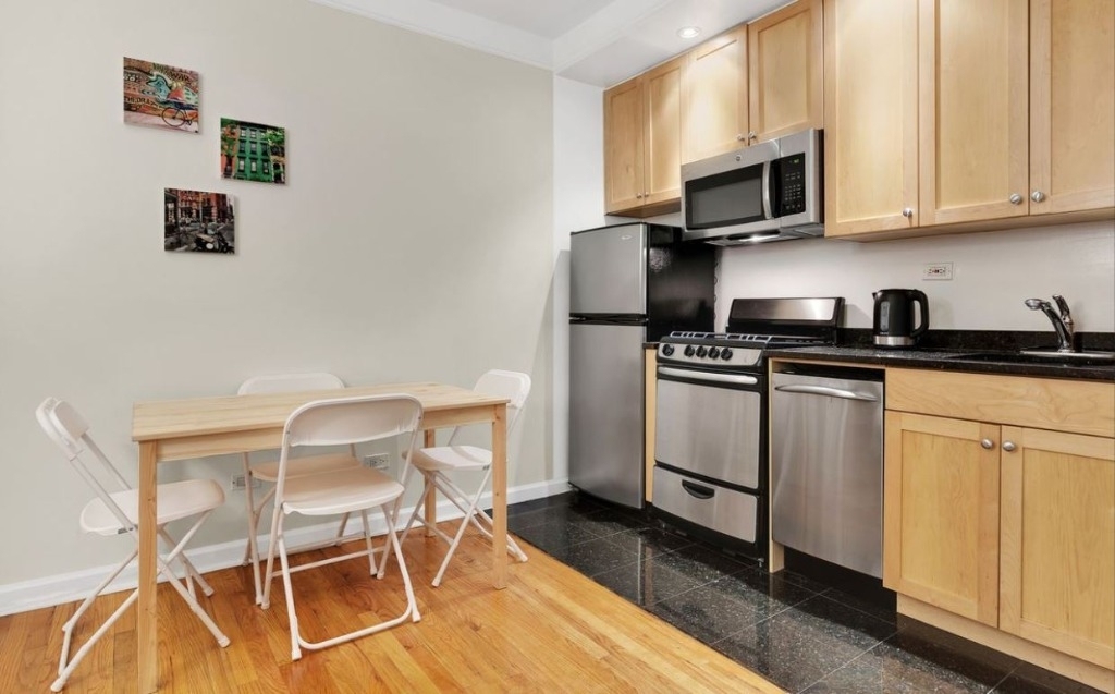 117 W 13th St - Photo 2