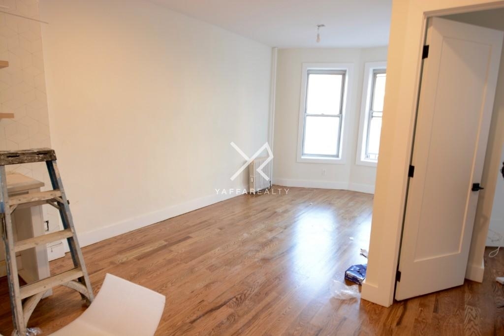 2584 Bedford Ave - Photo 3