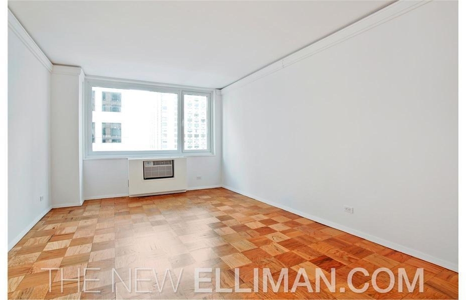 230 West 55th St - Photo 3