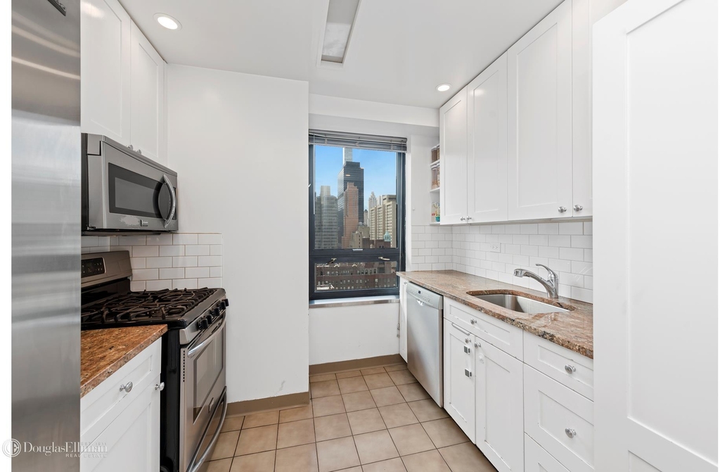 415 East 54th St - Photo 7