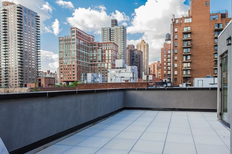 East 84th and 3rd Avenue, Roof Deck - Photo 0