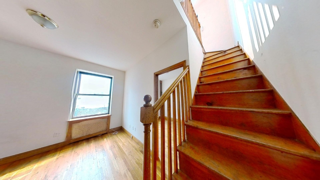 Spectacular Large bright 1 bed duplex for rent  West 92nd Street No fees $3750  - Photo 2