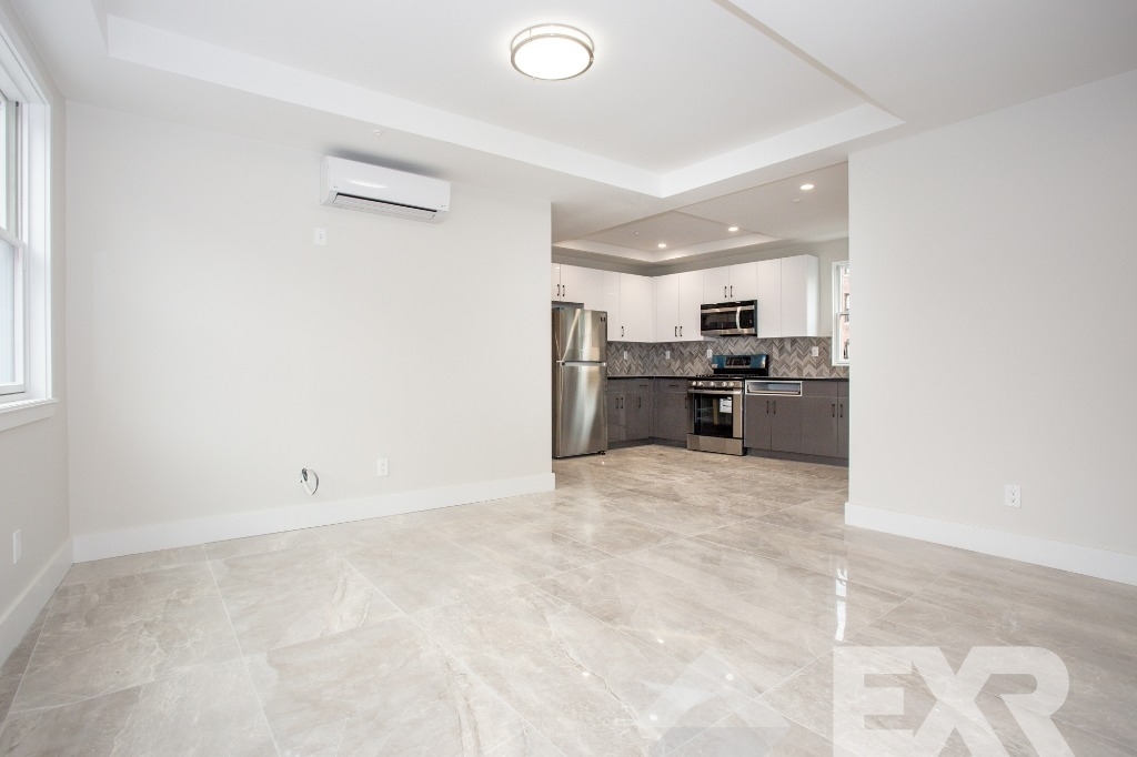 800 Empire Boulevard - Photo 2