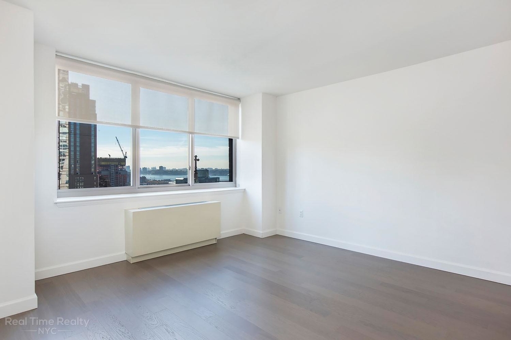 561 Tenth Avenue - Photo 4