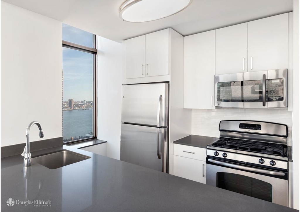 300 East 39th St - Photo 1