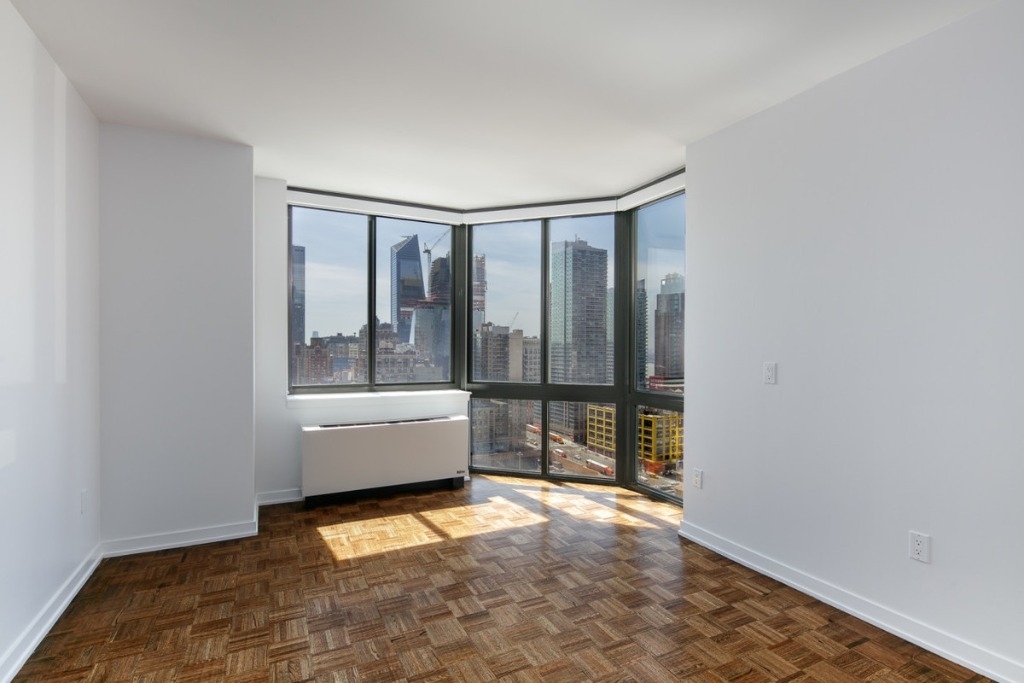 420 W 42nd - Photo 1