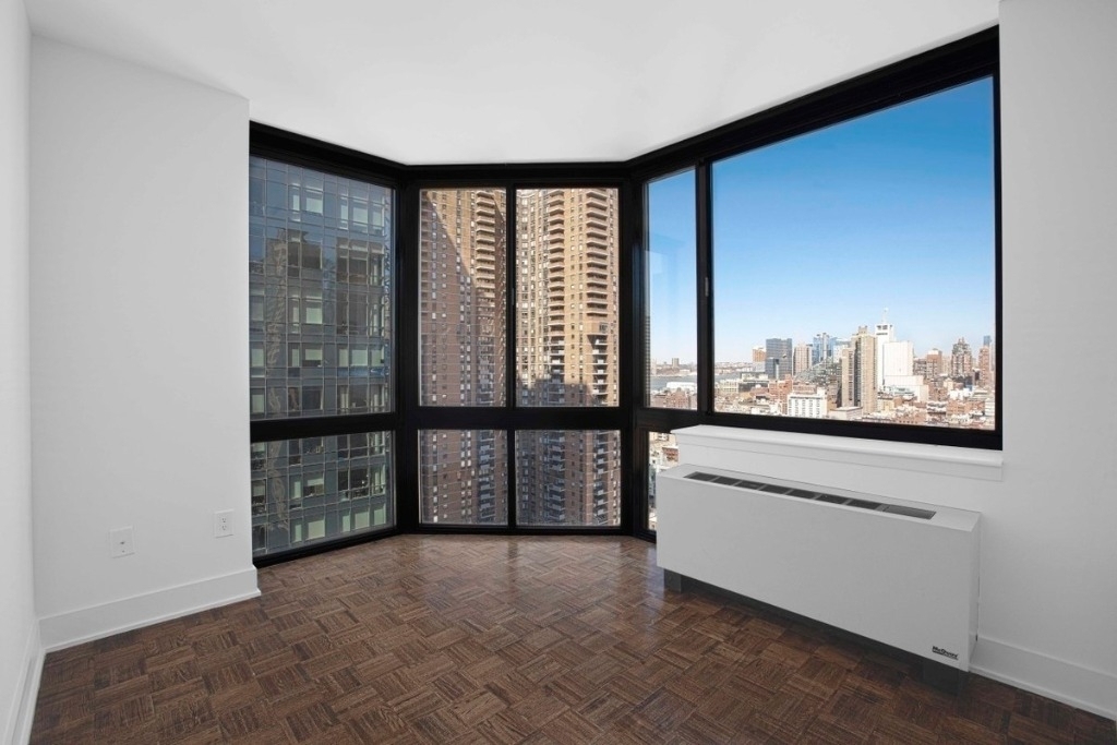 420 W 42nd - Photo 5