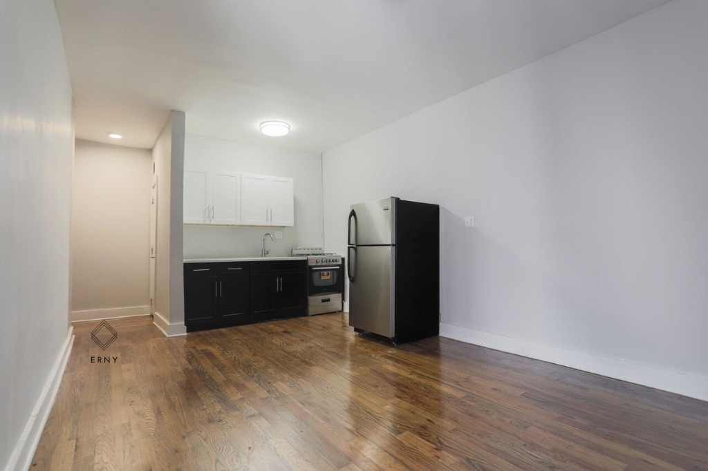 330 E 22 St - Photo 2