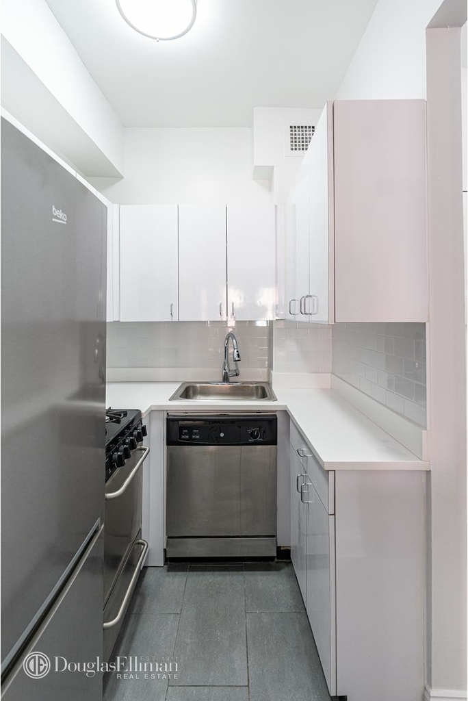 235 West 22nd St - Photo 6