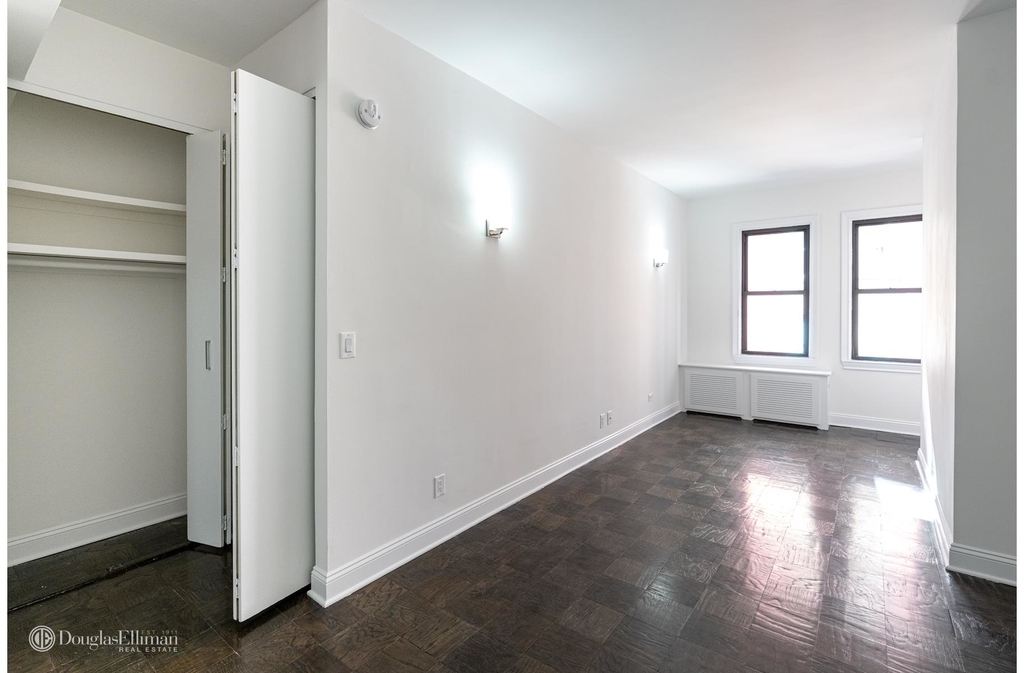 235 West 22nd St - Photo 3