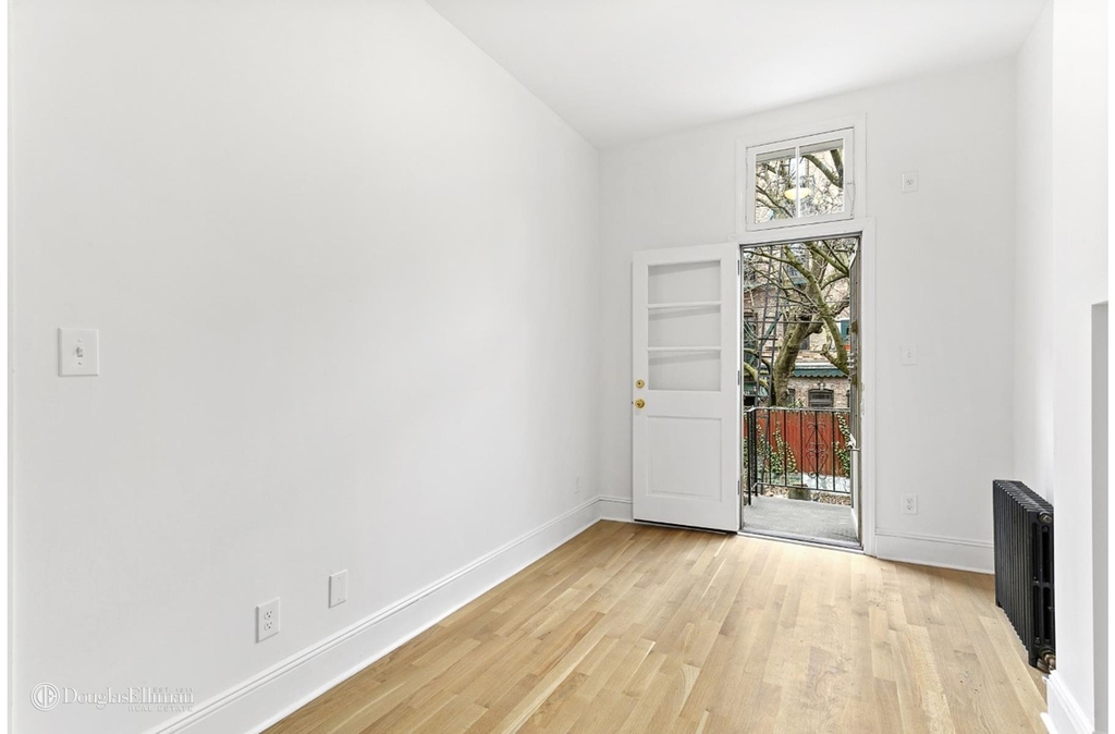 447 9th St - Photo 4