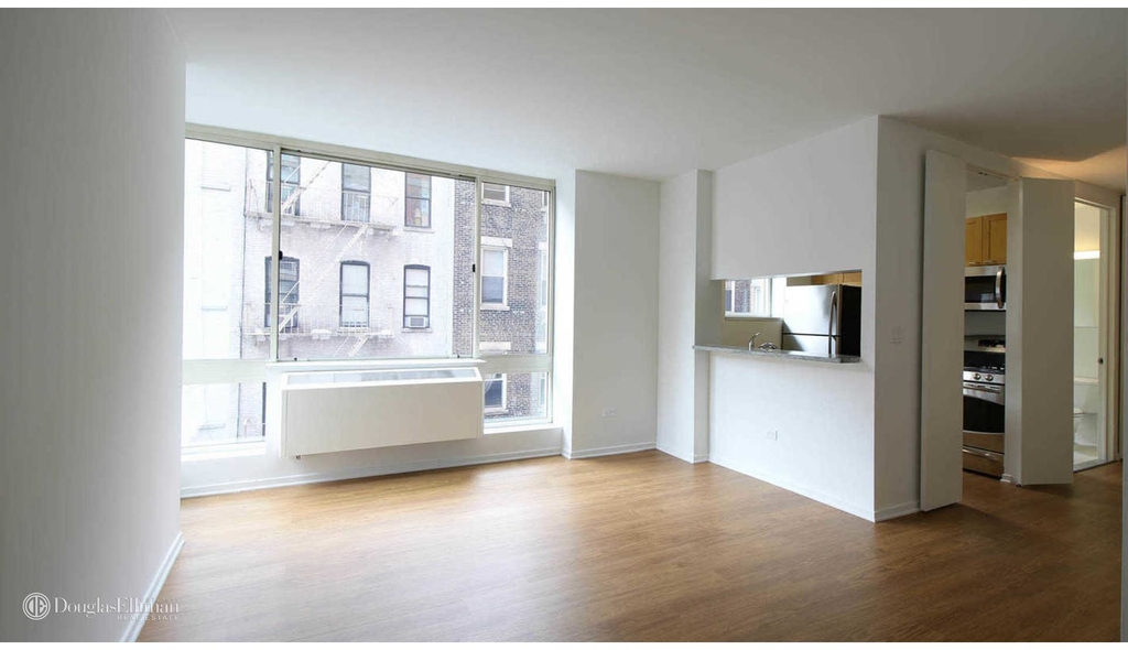 305 West 50th St - Photo 2