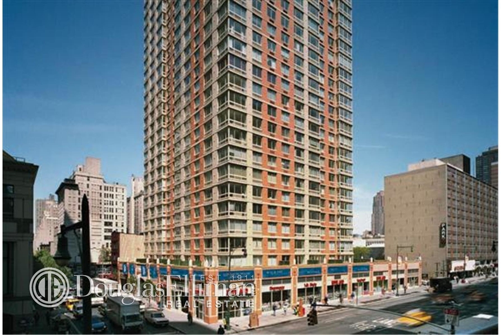 305 West 50th St - Photo 4