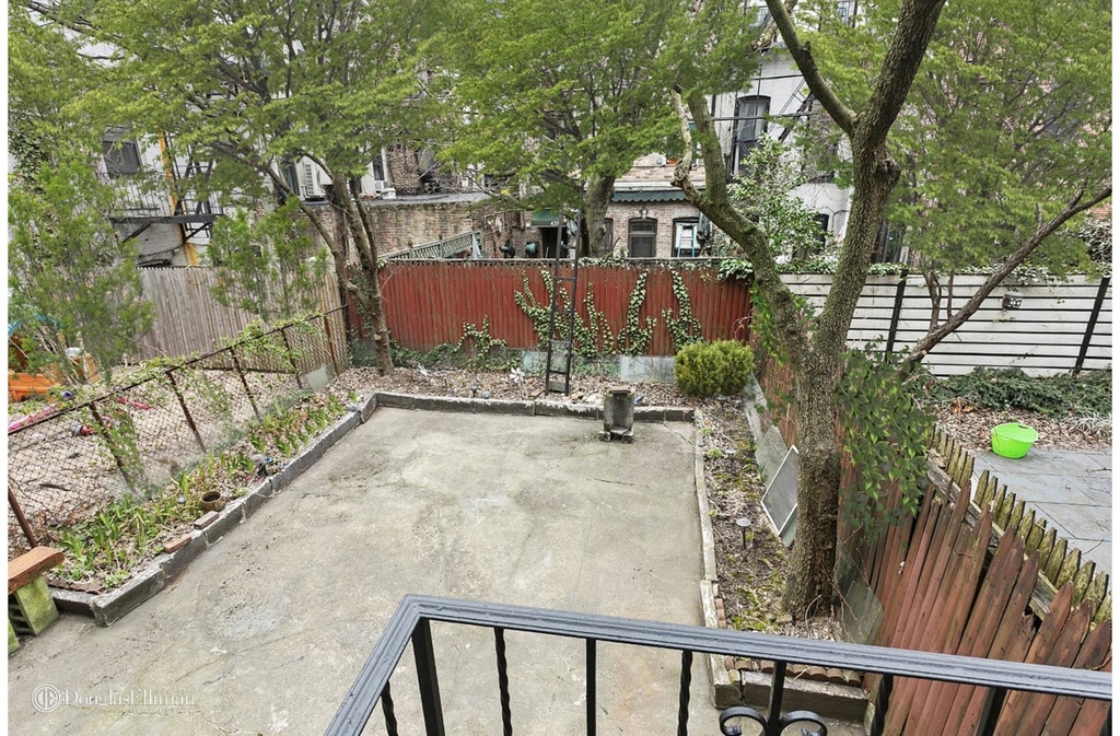 447 9th St - Photo 3