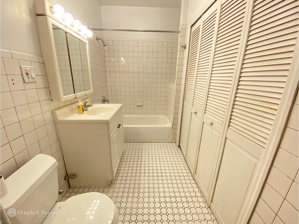 327 West 57th Street - Photo 5