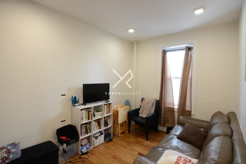 2584 Bedford Ave - Photo 3