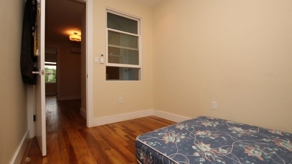 142 Graham Ave  - Photo 8