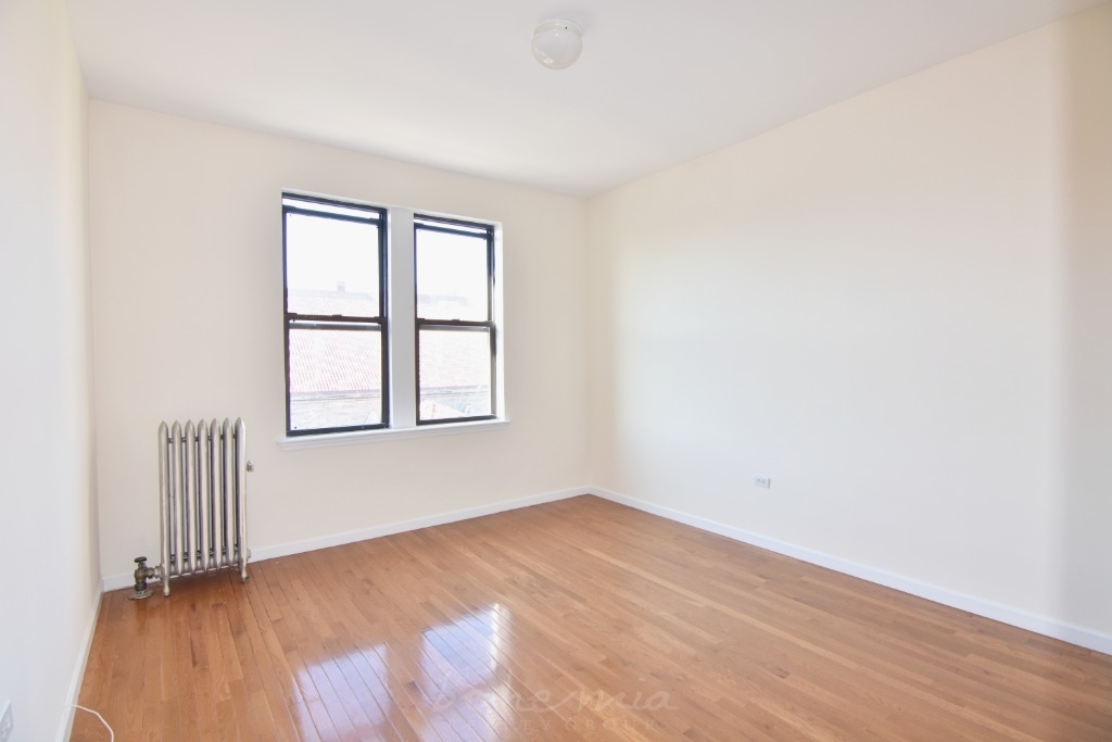 585 Isham Street - Photo 2