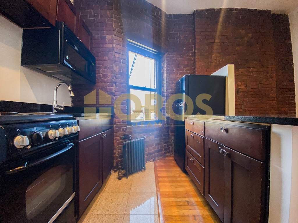 40 Clinton Street - Photo 1