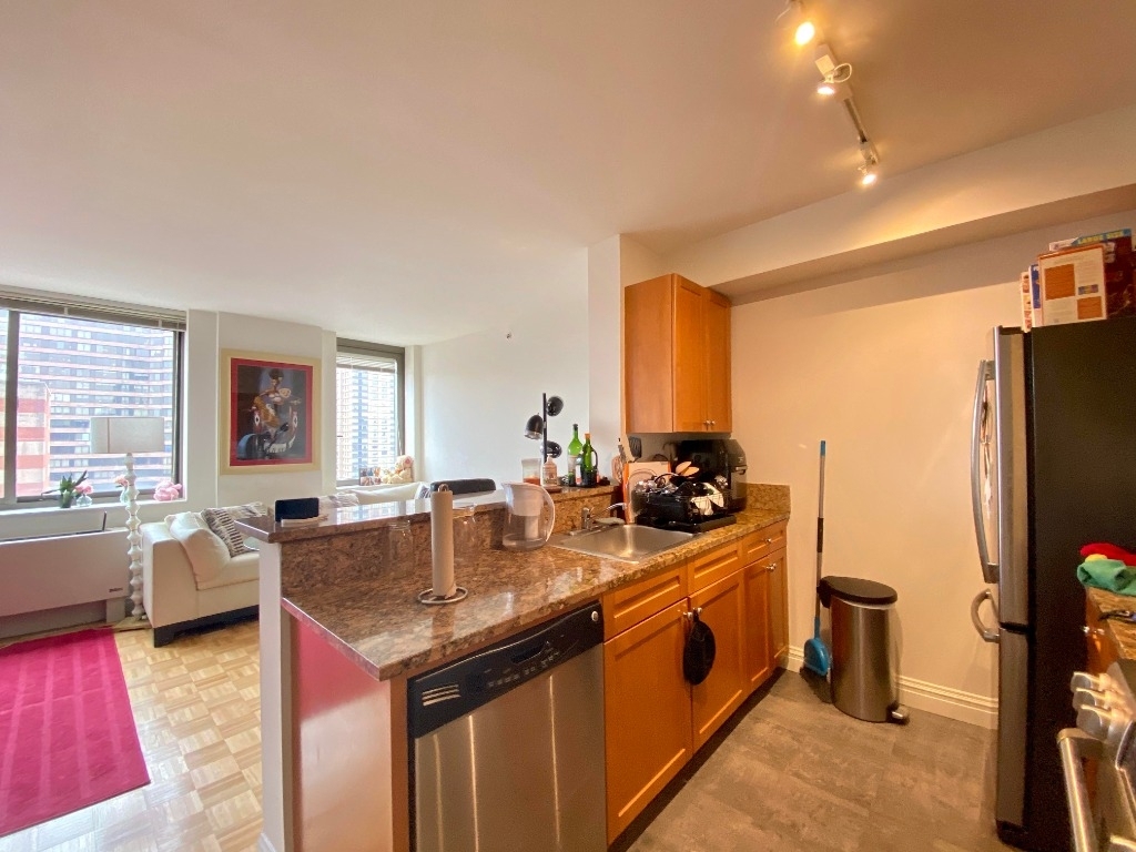 1500 Lexington Avenue - Photo 1