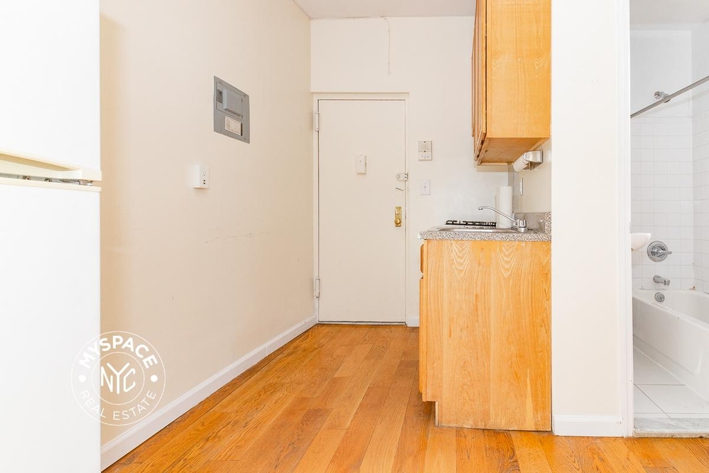 244 Roebling Street - Photo 3