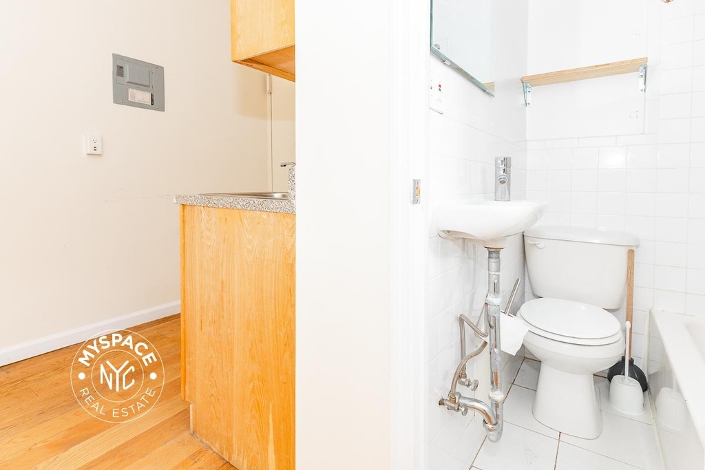 244 Roebling Street - Photo 5