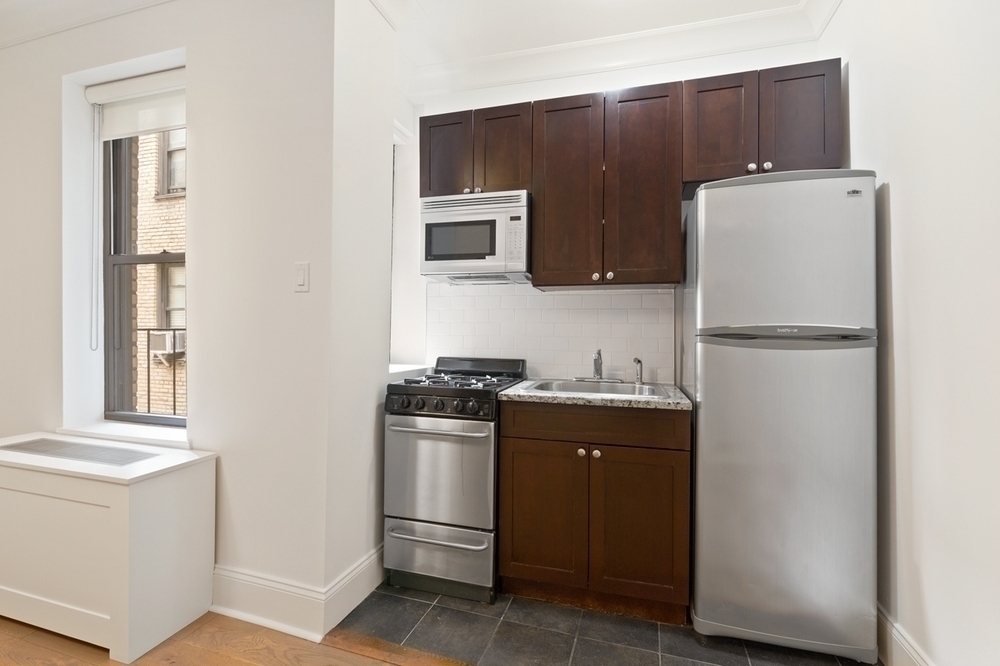 301 E 21st Street - Photo 1