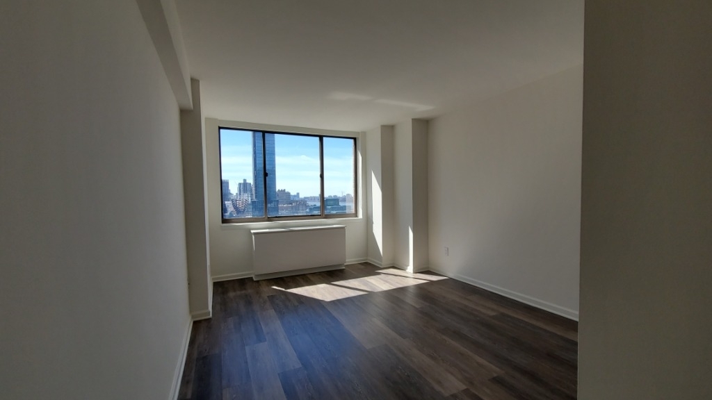 520 West 43rd Street - Photo 4