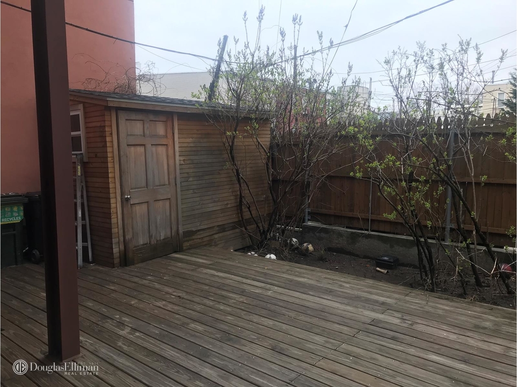 212 Calyer St - Photo 8