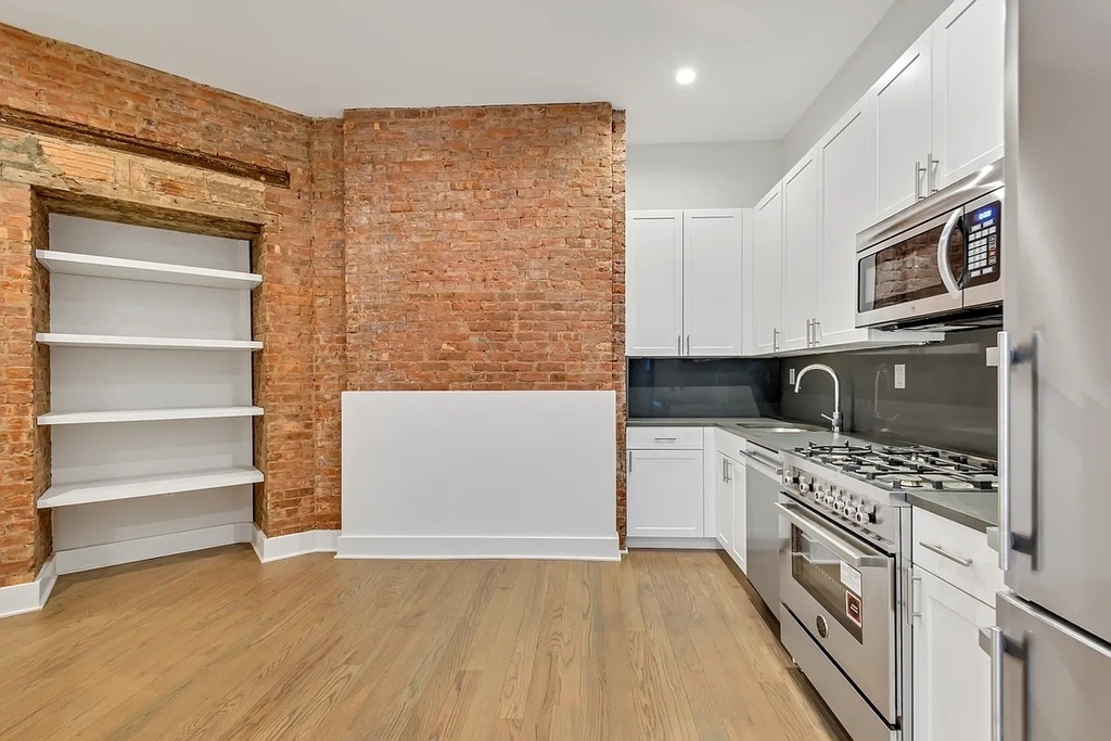 Madison Avenue - Photo 1