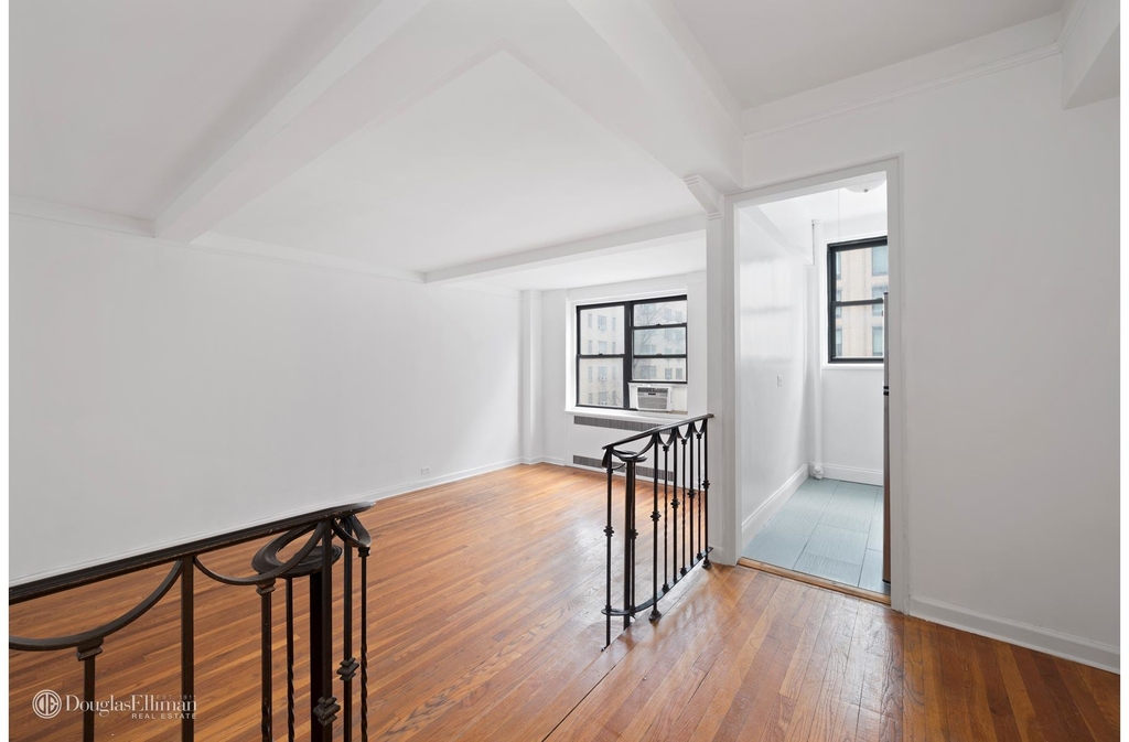 200 West 20th St - Photo 1