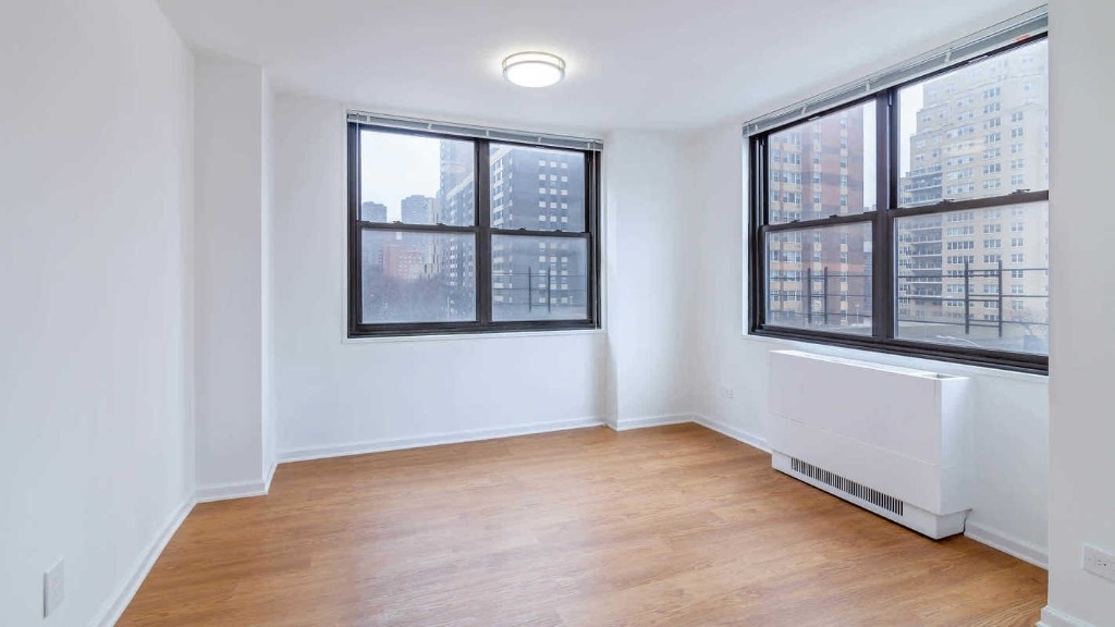 245 East 27th - Photo 4