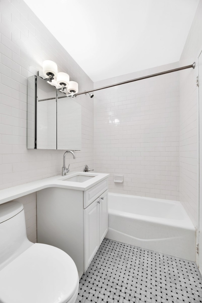 226 East 25th Street - Photo 6