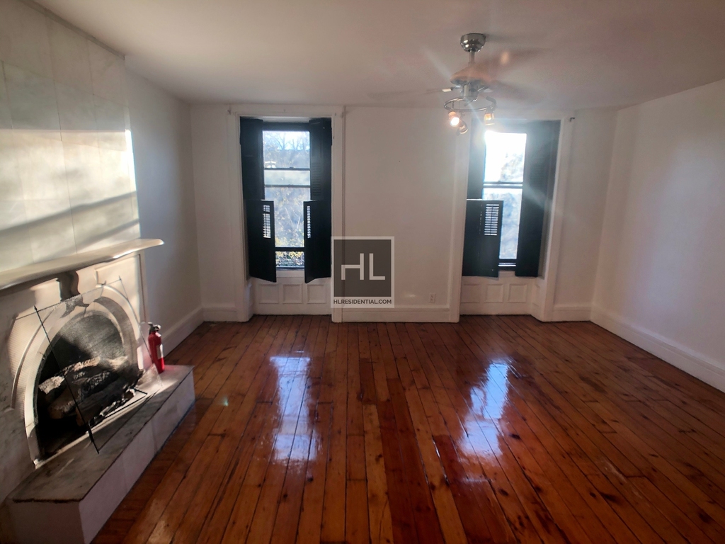 301 Vanderbilt Avenue - Photo 1