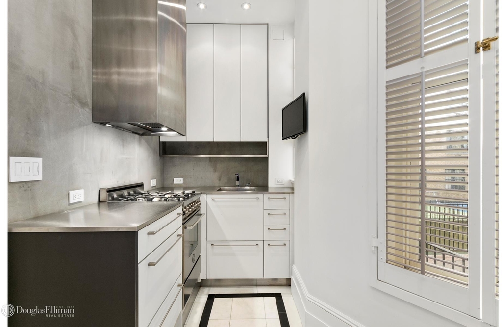 55 East 76th St - Photo 8