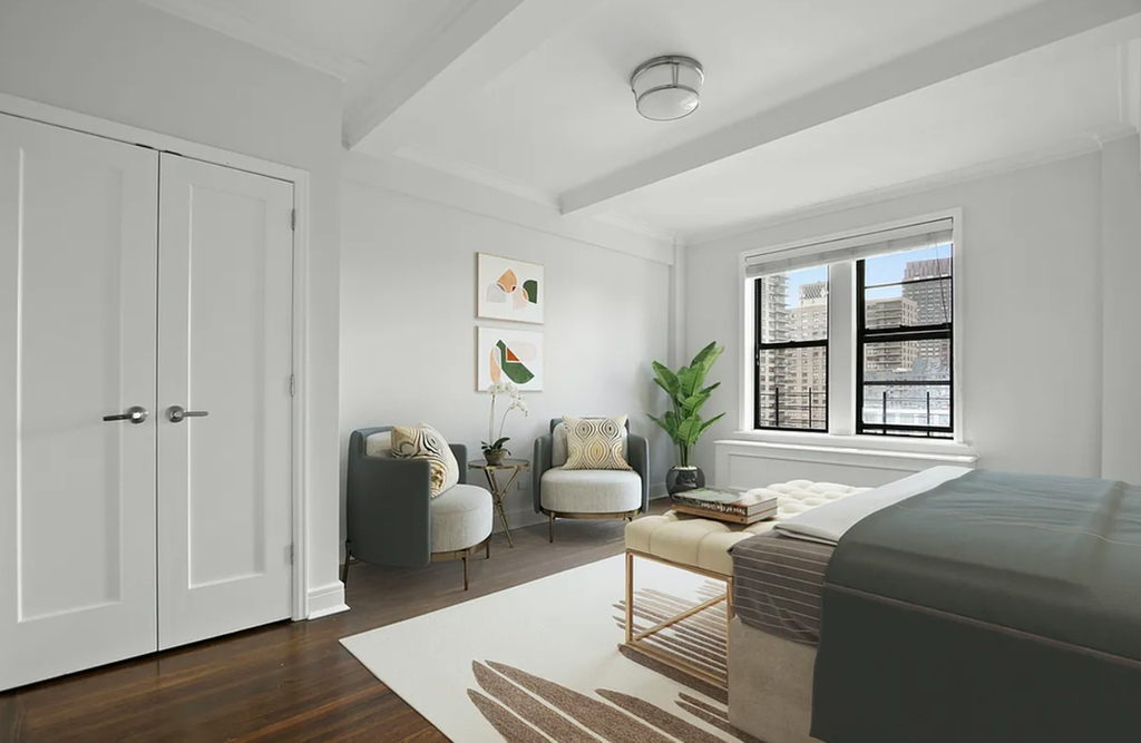 West 68  St  - Photo 4