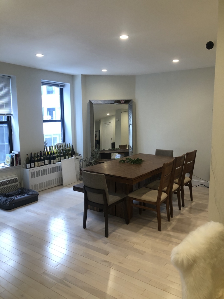 114 East 40th Street - Photo 1