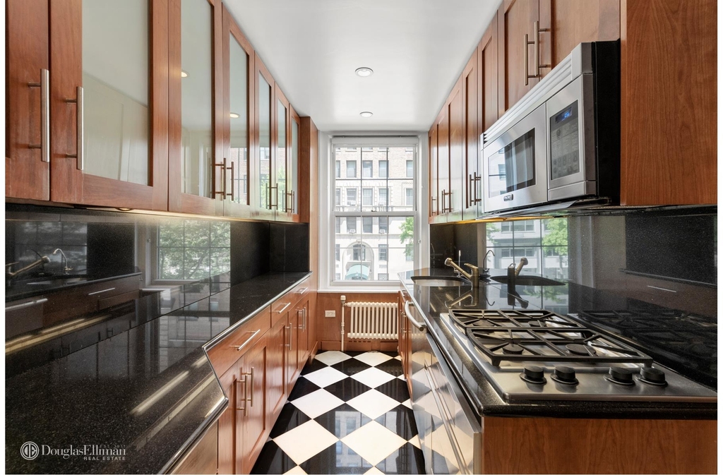 50 East 72nd St - Photo 4