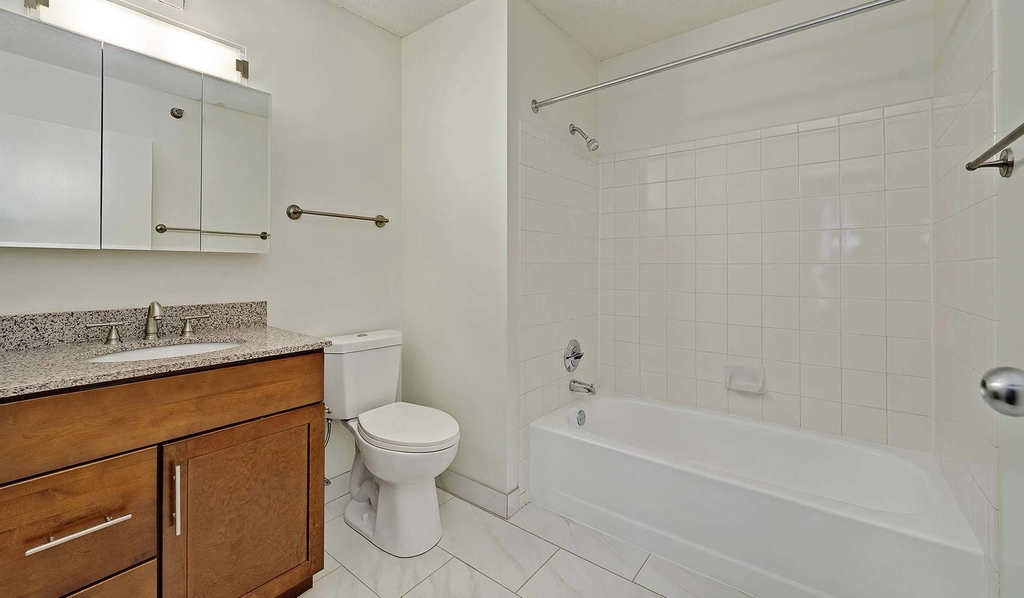 5140 South Hyde Park Boulevard - Photo 3