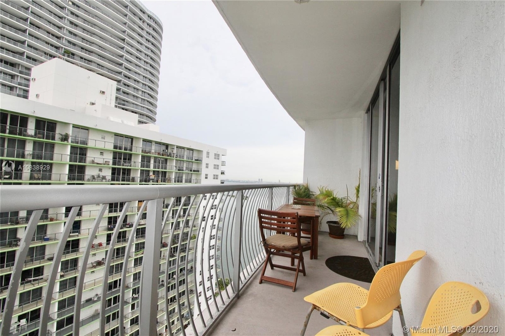 1750 N Bayshore Dr - Photo 4