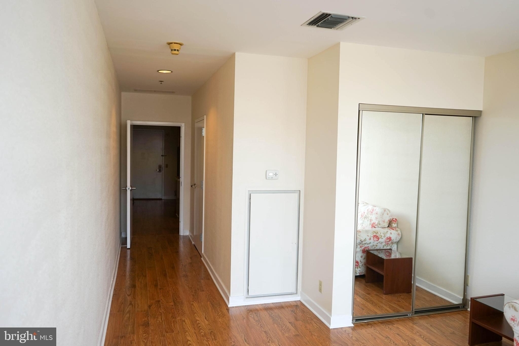 1100 Vine Street - Photo 2