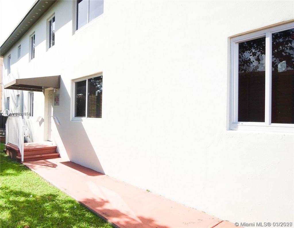 870 Sw 3rd St - Photo 12