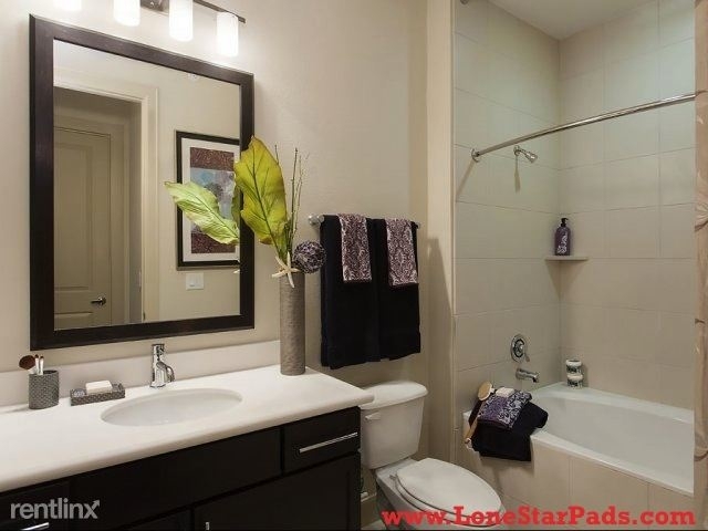 1755 Crescent Plaza Dr - Photo 2